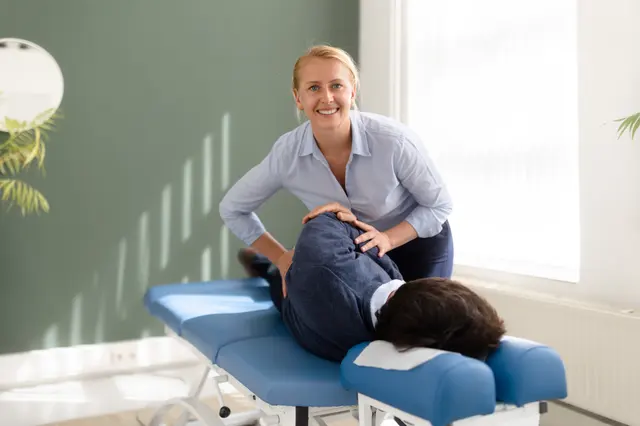 Chiropractor onderzoekt een cliënt tijdens de intake bij TOPCHIRO Veldhoven