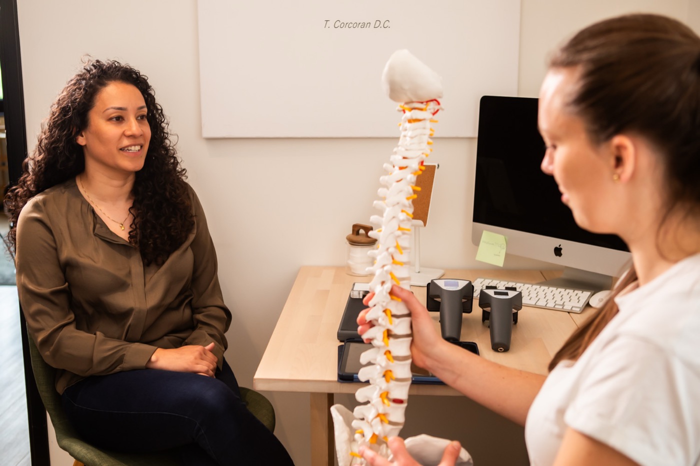 Chiropractor legt met een wervelkolommodel uit wat de scan laat zien bij TOPCHIRO Veldhoven