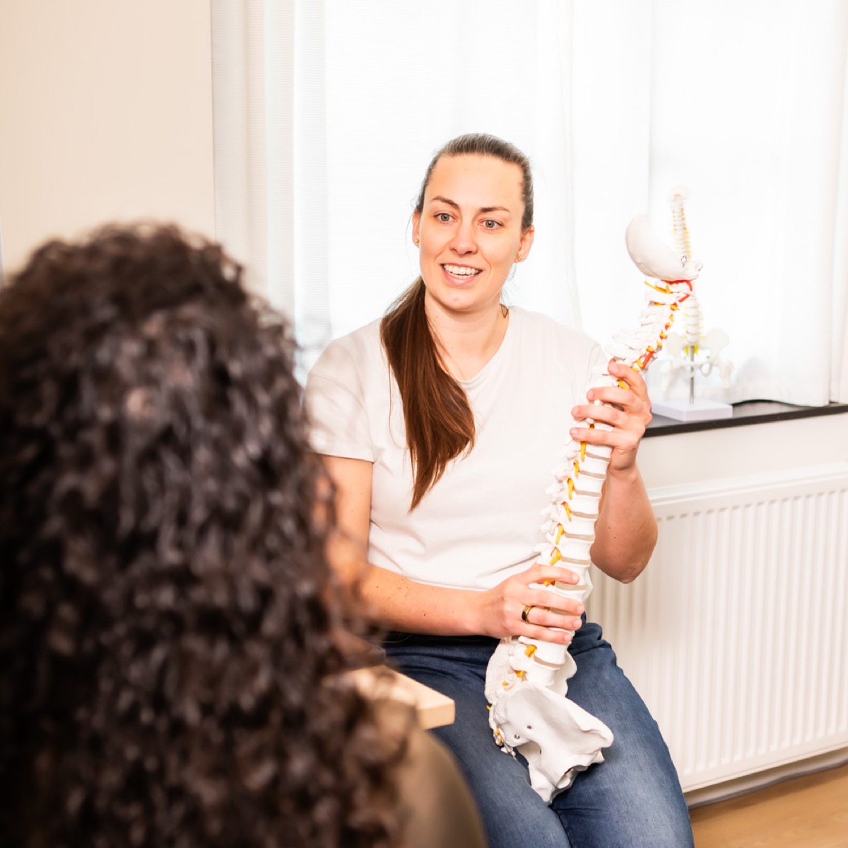 Chiropractor bespreekt het persoonlijke zorgplan met een cliënt bij TOPCHIRO Veldhoven